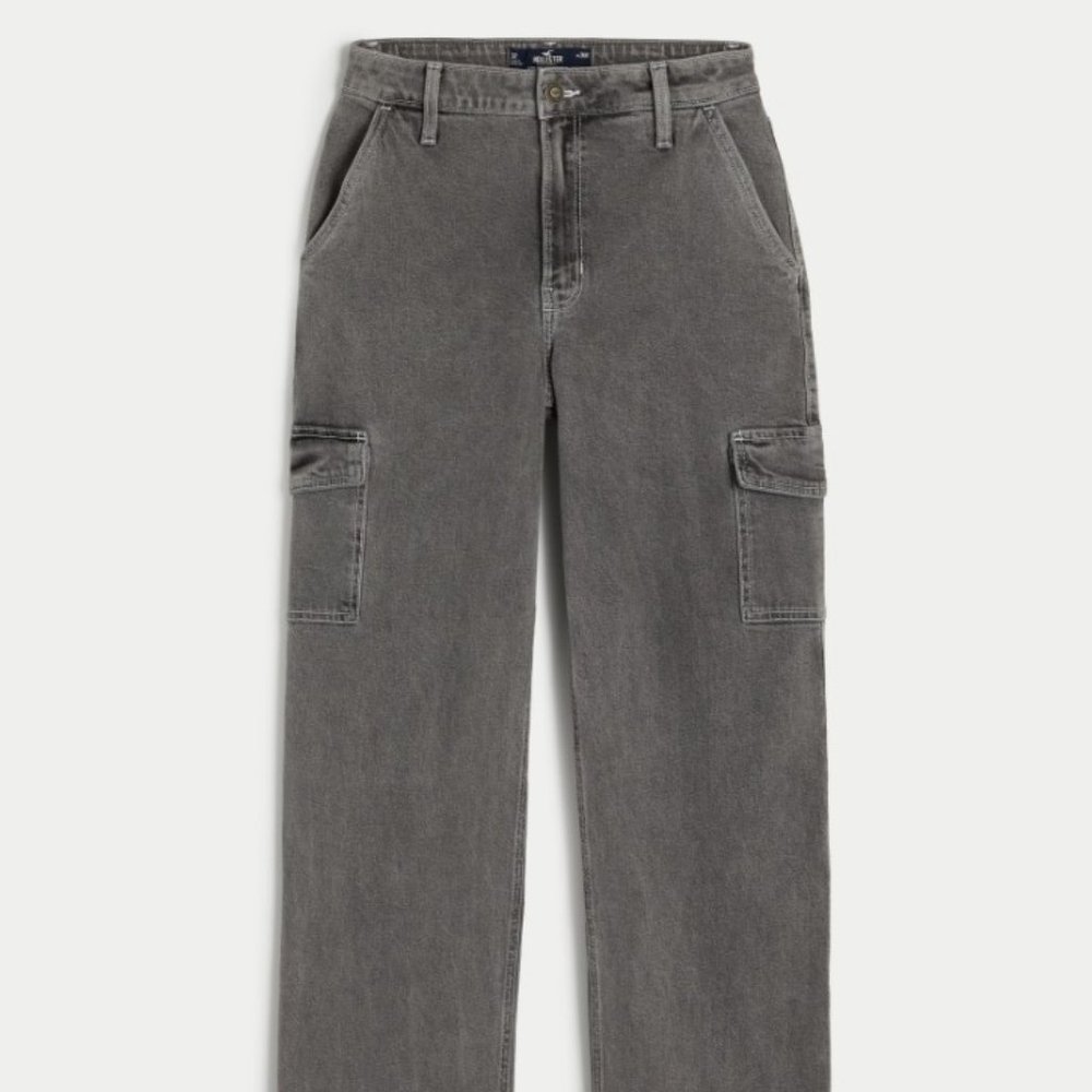 Hollister ultra high-rise cargo dad pants. Size:  2-R/3-R/26W